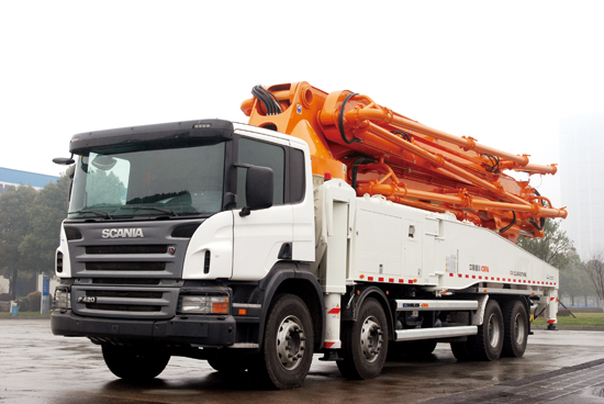 中聯(lián)重科52X-6RZ型混凝土泵車。