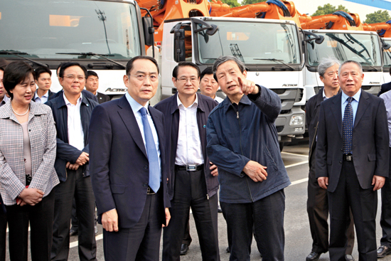 fname=中共中央政治局委員、國務(wù)院副總理馬凱(右三)視察中聯(lián)重科。伍云...